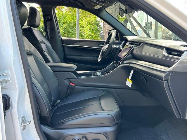 Photo of 2025 Bright White Clearcoat Jeep Grand Cherokee