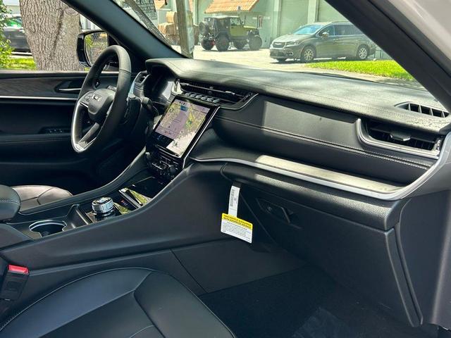Photo of 2025 Bright White Clearcoat Jeep Grand Cherokee