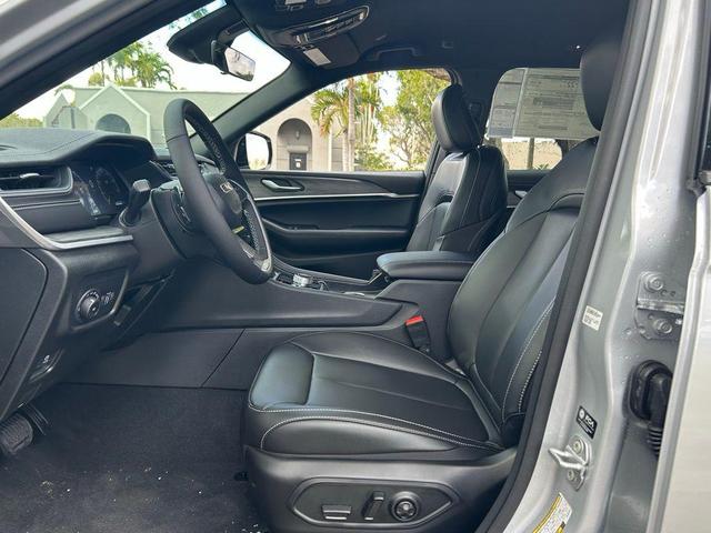 Photo of 2025 Silver Zynith Jeep Grand Cherokee