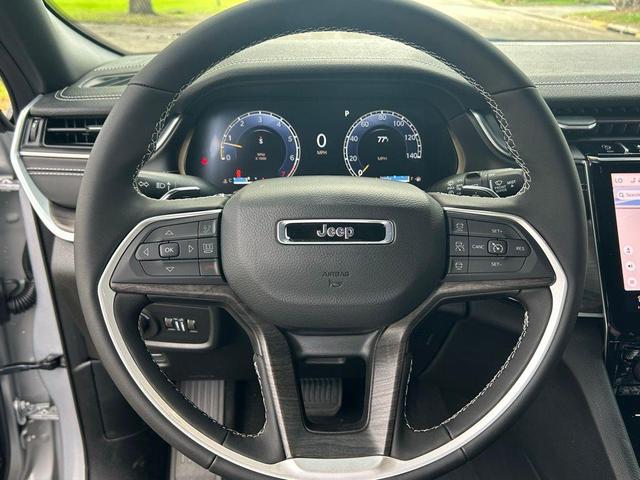 Photo of 2025 Silver Zynith Jeep Grand Cherokee