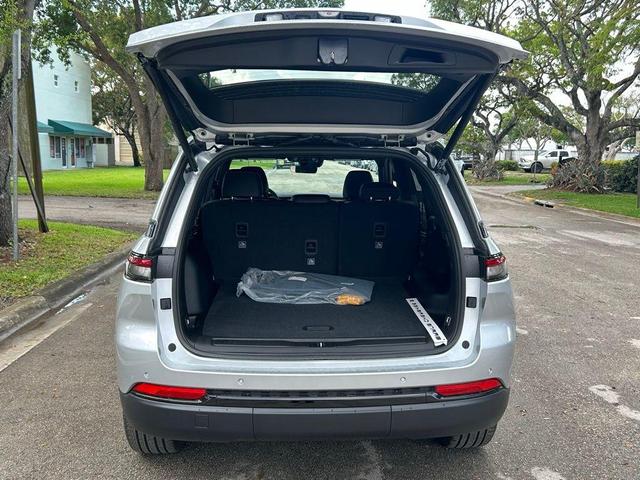 Photo of 2025 Silver Zynith Jeep Grand Cherokee