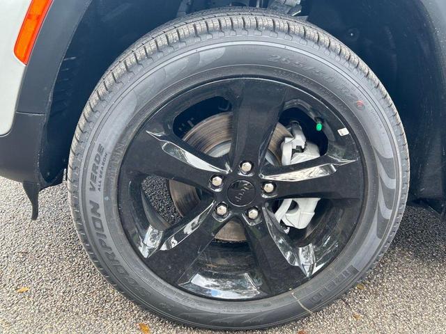 Photo of 2025 Silver Zynith Jeep Grand Cherokee