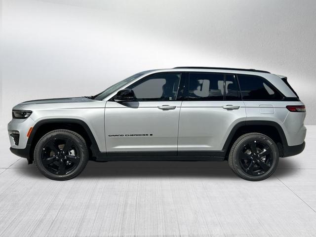 Photo of 2025 Silver Zynith Jeep Grand Cherokee