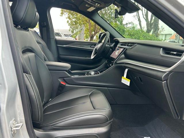 Photo of 2025 Silver Zynith Jeep Grand Cherokee