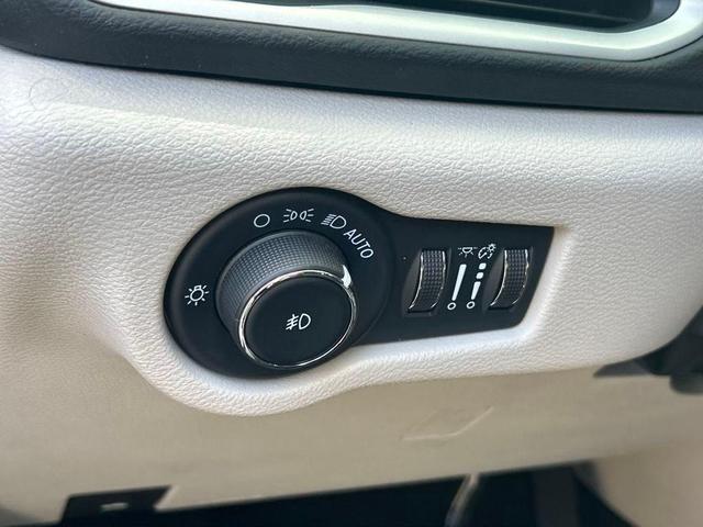 Photo of 2022 Brilliant Black Crystal Pearlcoat Chrysler Pacifica
