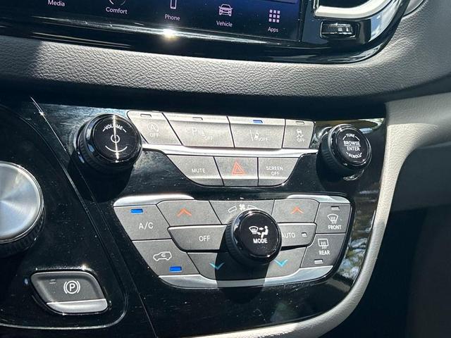 Photo of 2022 Brilliant Black Crystal Pearlcoat Chrysler Pacifica