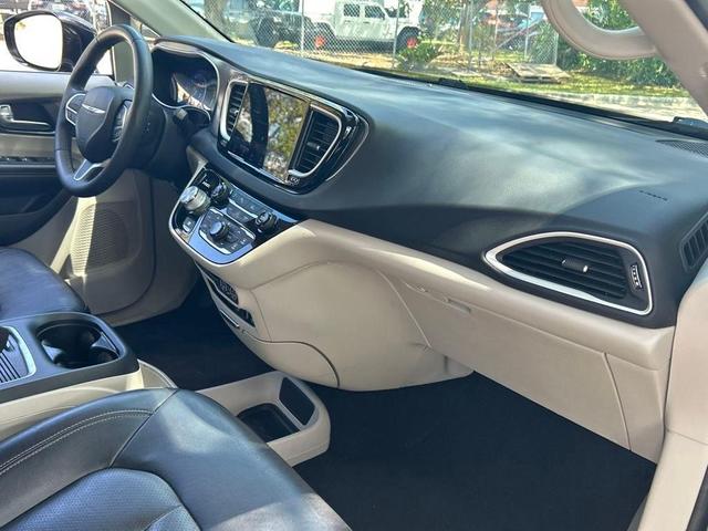 Photo of 2022 Brilliant Black Crystal Pearlcoat Chrysler Pacifica