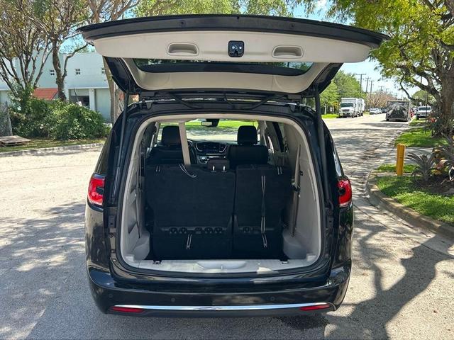 Photo of 2022 Brilliant Black Crystal Pearlcoat Chrysler Pacifica