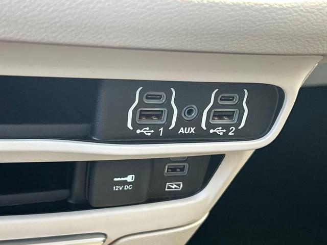 Photo of 2022 Brilliant Black Crystal Pearlcoat Chrysler Pacifica