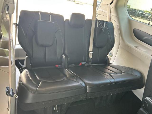 Photo of 2022 Brilliant Black Crystal Pearlcoat Chrysler Pacifica