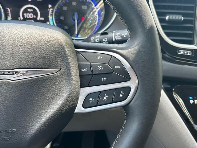 Photo of 2022 Brilliant Black Crystal Pearlcoat Chrysler Pacifica