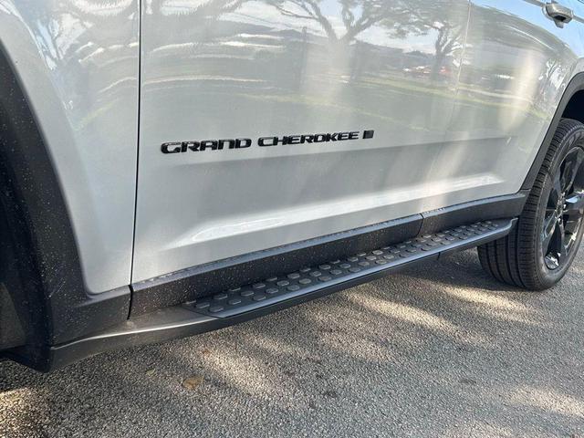 Photo of 2025 Silver Zynith Jeep Grand Cherokee