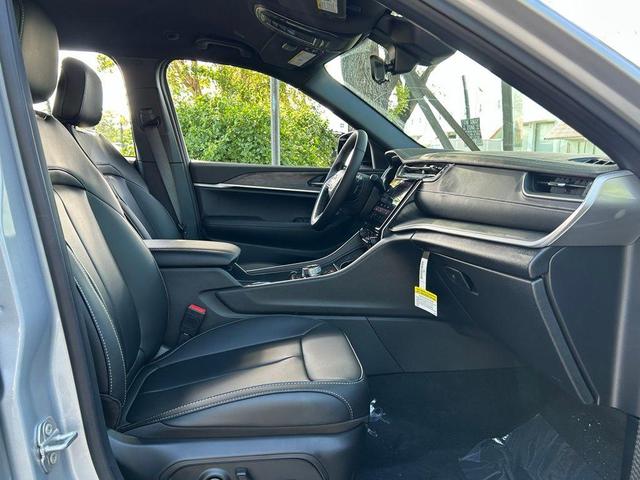 Photo of 2025 Silver Zynith Jeep Grand Cherokee