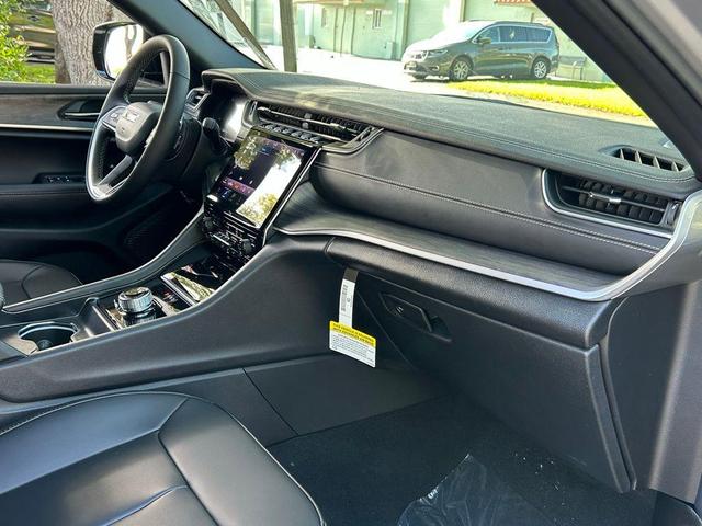 Photo of 2025 Silver Zynith Jeep Grand Cherokee