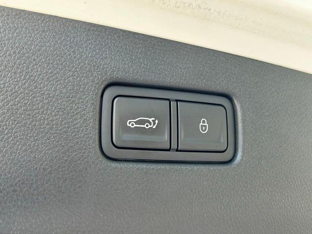 Photo of 2025 Alta White Genesis GV70