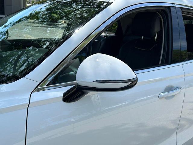 Photo of 2025 Alta White Genesis GV70