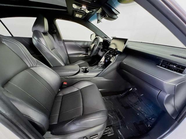 Photo of 2022 Blizzard Pearl Toyota Venza
