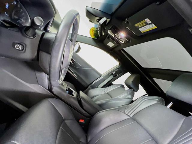 Photo of 2022 Blizzard Pearl Toyota Venza