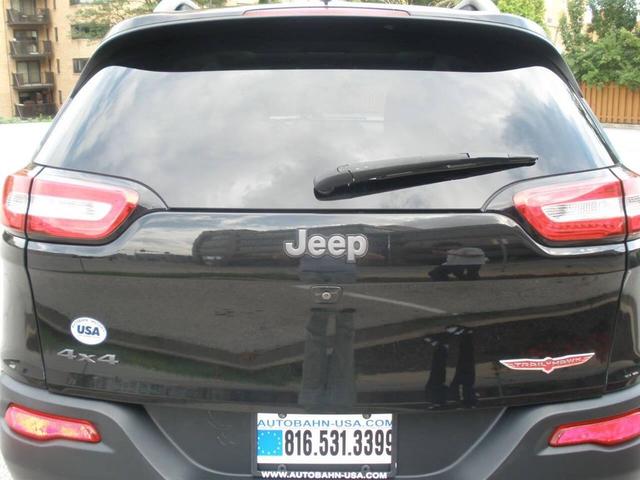 Photo of 2016 Brilliant Black Crystal Pearl Jeep Cherokee