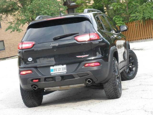 Photo of 2016 Brilliant Black Crystal Pearl Jeep Cherokee