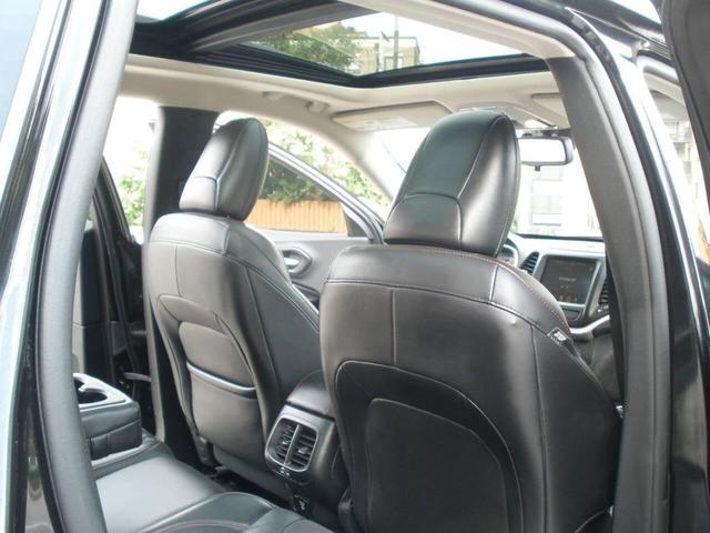 Photo of 2016 Brilliant Black Crystal Pearl Jeep Cherokee