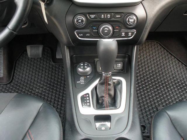 Photo of 2016 Brilliant Black Crystal Pearl Jeep Cherokee