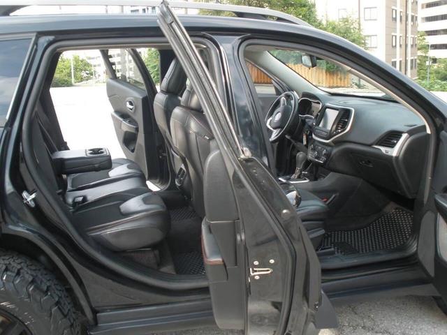 Photo of 2016 Brilliant Black Crystal Pearl Jeep Cherokee