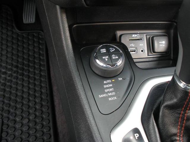 Photo of 2016 Brilliant Black Crystal Pearl Jeep Cherokee