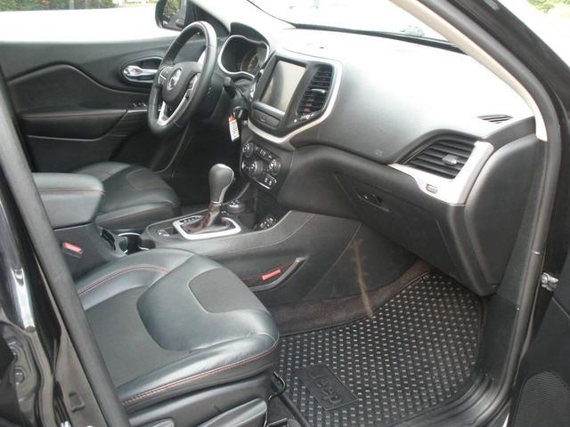 Photo of 2016 Brilliant Black Crystal Pearl Jeep Cherokee