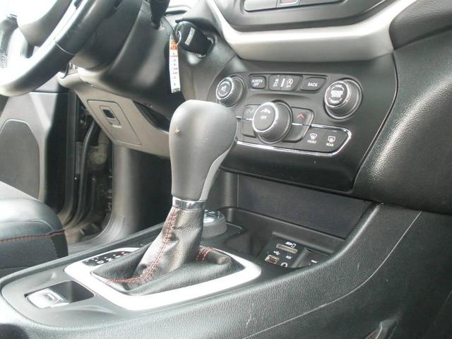 Photo of 2016 Brilliant Black Crystal Pearl Jeep Cherokee