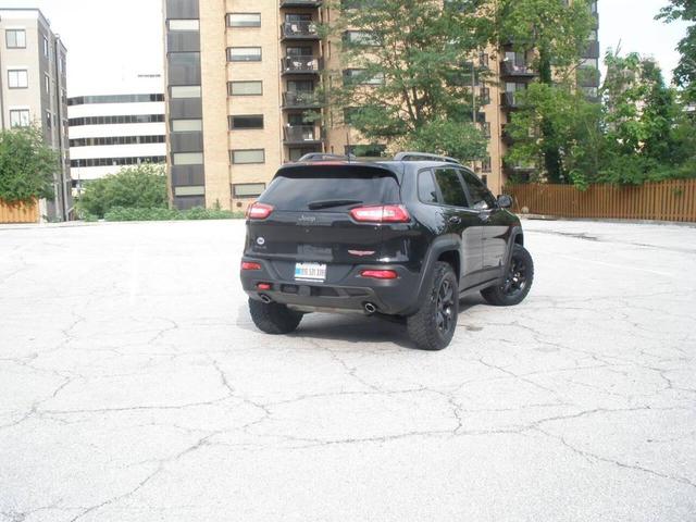 Photo of 2016 Brilliant Black Crystal Pearl Jeep Cherokee