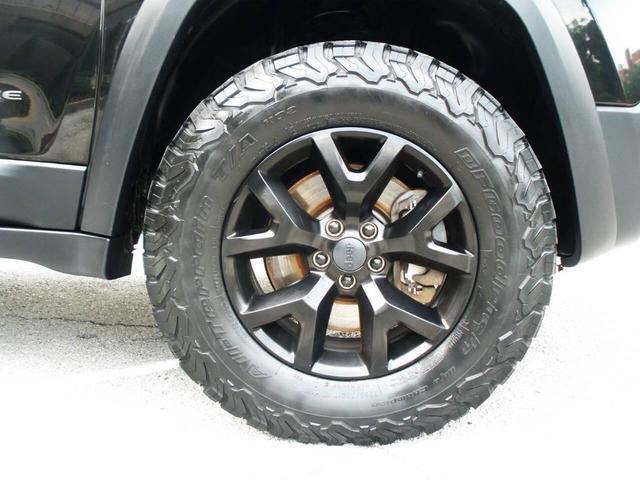 Photo of 2016 Brilliant Black Crystal Pearl Jeep Cherokee