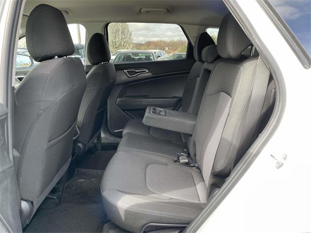 Photo of 2023 Snow White Pearl Kia Sportage