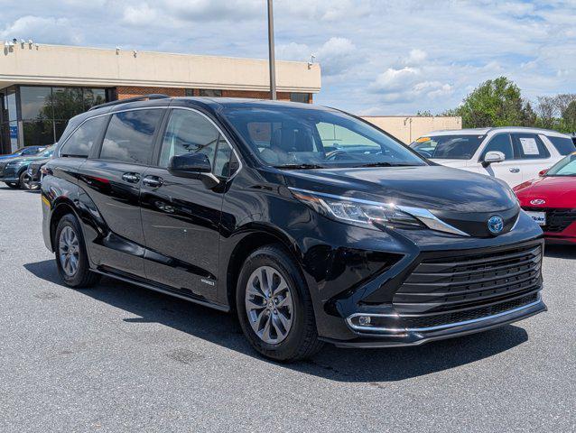 Photo of 2021 Midnight Black Metallic Toyota Sienna