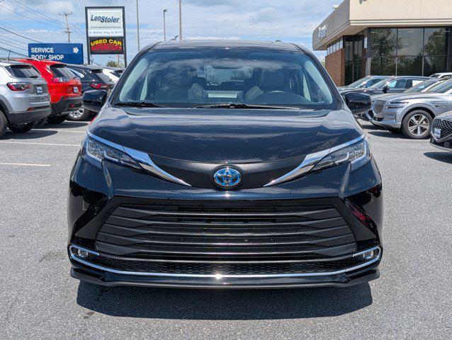 Photo of 2021 Midnight Black Metallic Toyota Sienna