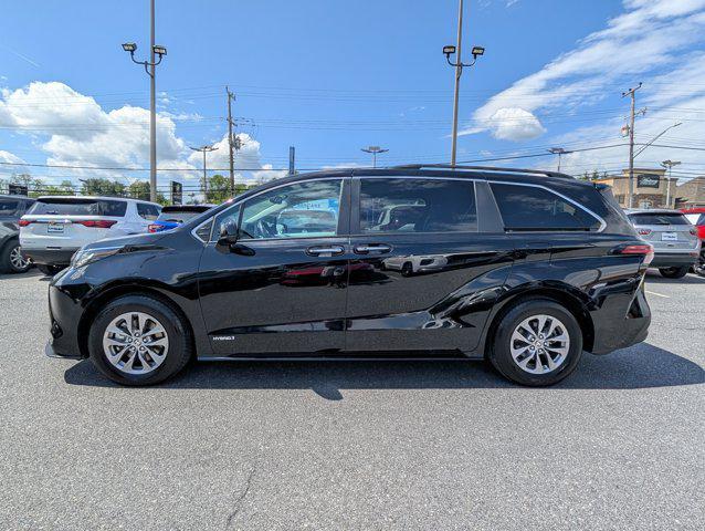 Photo of 2021 Midnight Black Metallic Toyota Sienna
