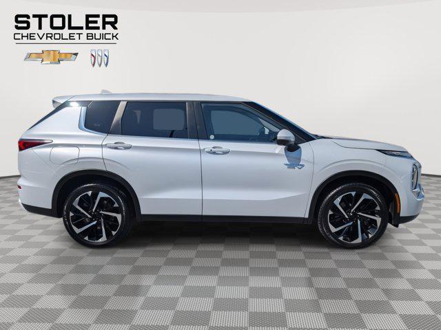 Photo of 2023 Diamond White Mitsubishi Outlander PHEV