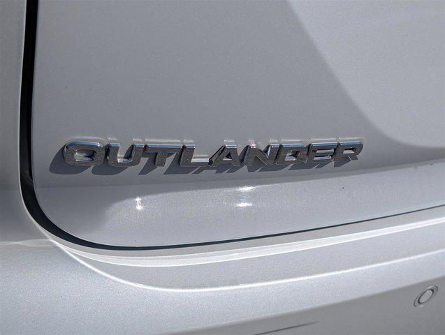 Photo of 2023 Diamond White Mitsubishi Outlander PHEV