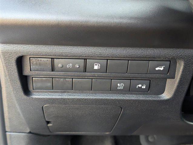 Photo of 2023 Diamond White Mitsubishi Outlander PHEV