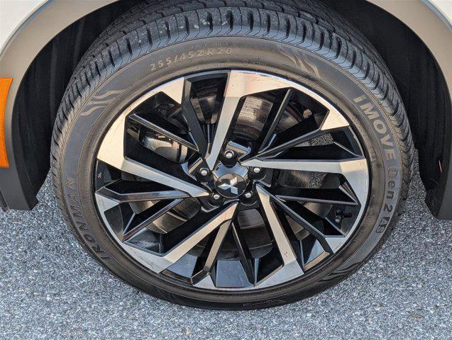 Photo of 2023 Diamond White Mitsubishi Outlander PHEV