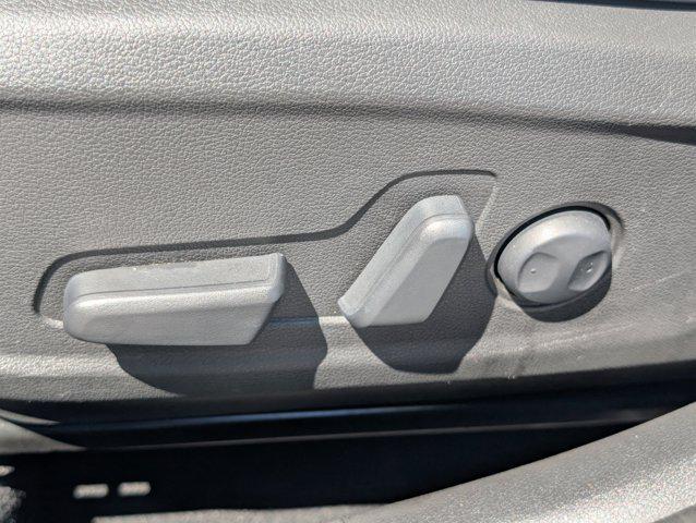 Photo of 2023 Lunar White Hyundai KONA