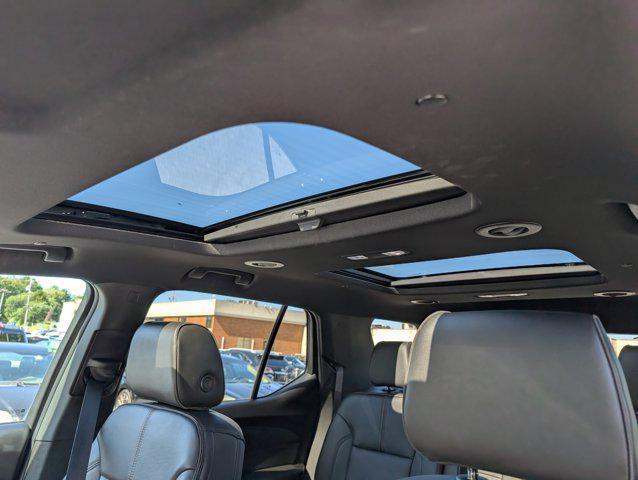 Photo of 2023 Iridescent Pearl Tricoat Chevrolet Traverse