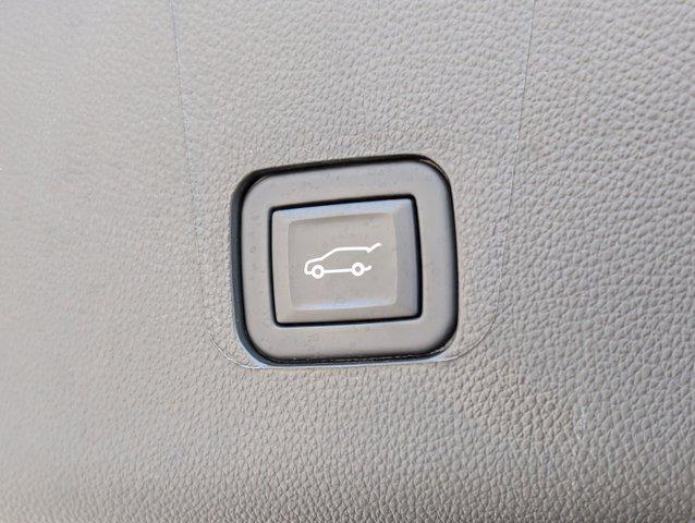 Photo of 2023 Iridescent Pearl Tricoat Chevrolet Traverse