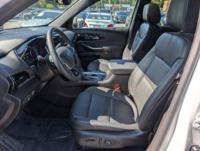 Photo of 2023 Iridescent Pearl Tricoat Chevrolet Traverse