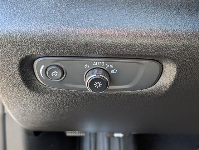 Photo of 2023 Iridescent Pearl Tricoat Chevrolet Traverse