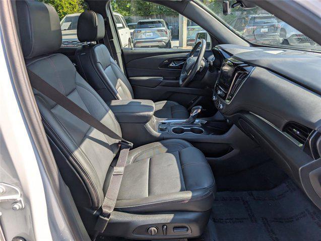 Photo of 2023 Iridescent Pearl Tricoat Chevrolet Traverse