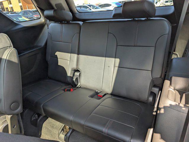 Photo of 2023 Iridescent Pearl Tricoat Chevrolet Traverse