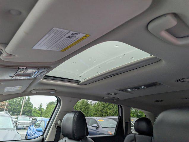Photo of 2022 Glacial White Pearl Kia Telluride
