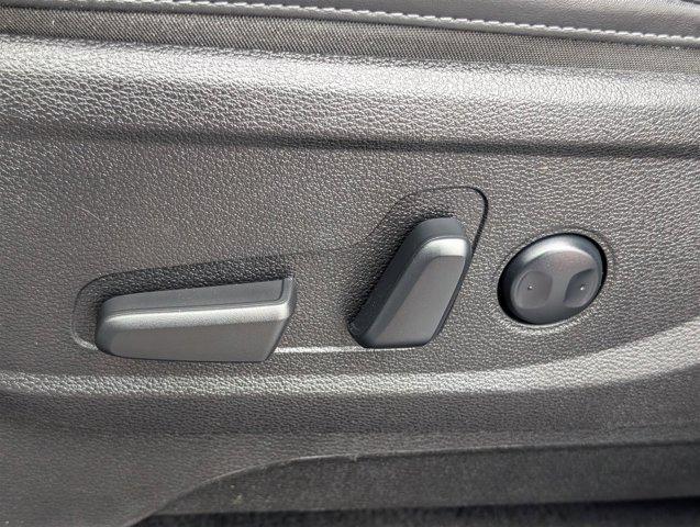 Photo of 2022 Glacial White Pearl Kia Telluride