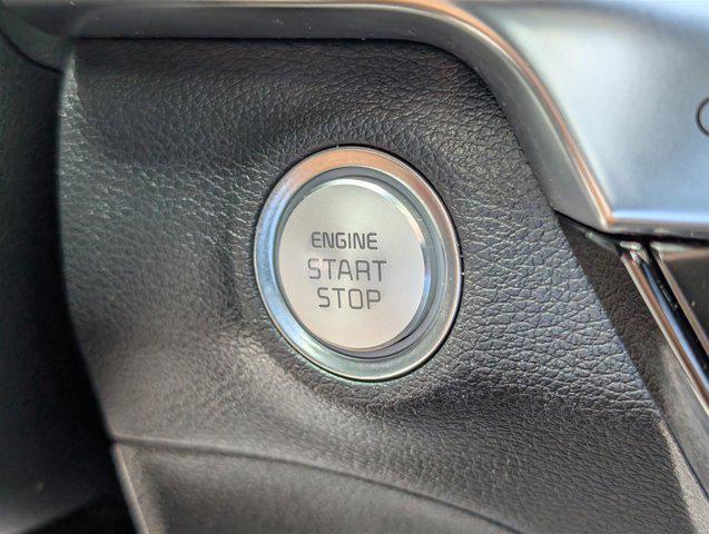 Photo of 2022 Glacial White Pearl Kia Telluride